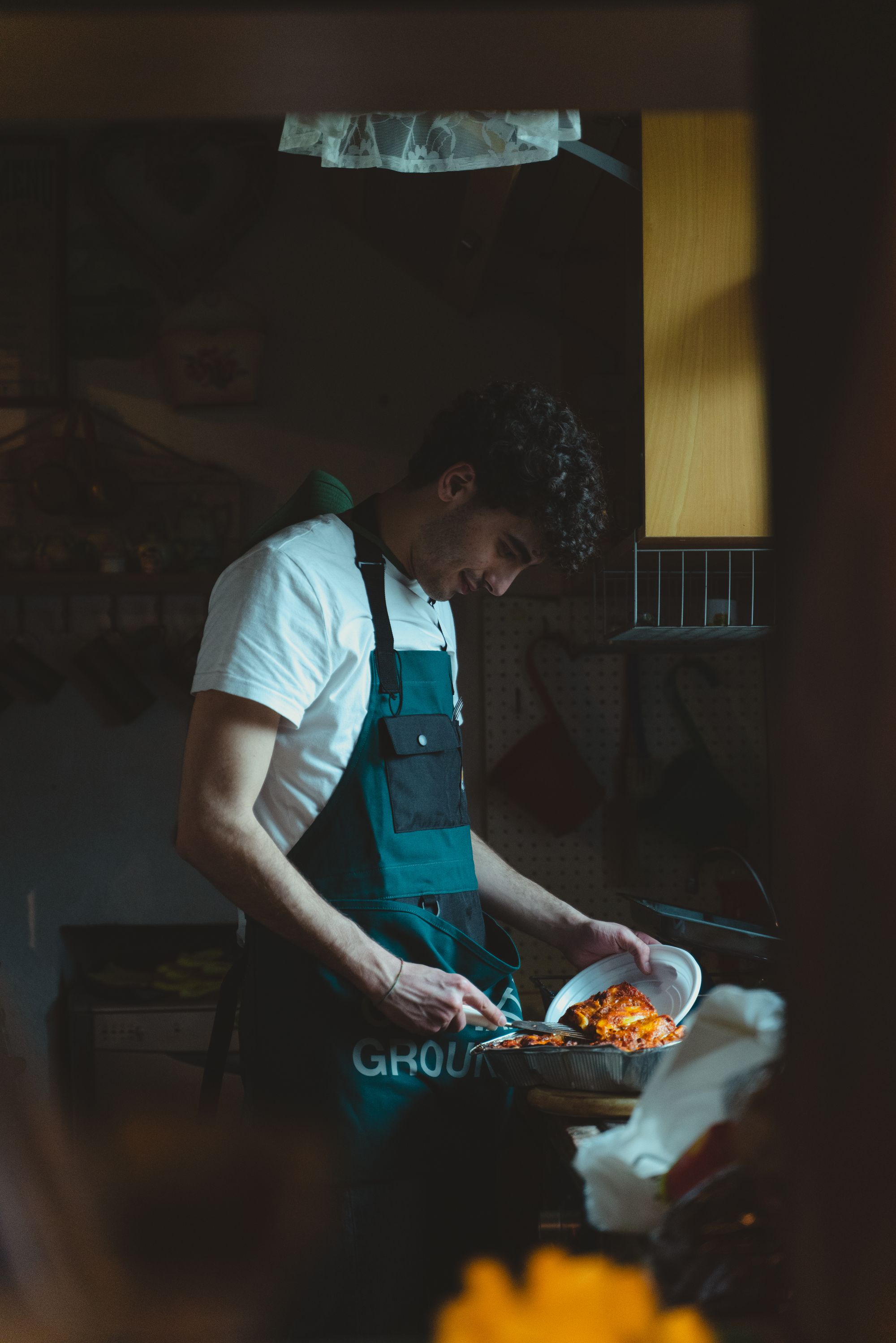 Повар готовит на открытой кухне